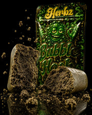 Närbild av Bubble Hash 50% THCA med kompakt haschstruktur