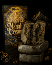 Manali Cream static hash framför Herbz-förpackning på svart bakgrund
