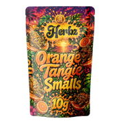 Orange Tangie Smalls 22% THCA popcorn buds med frostat trichomlager på svart bakgrund
