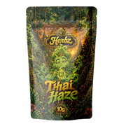 Thai Haze 23% THCA toppskott med kraftigt frostat trichomlager på svart bakgrund